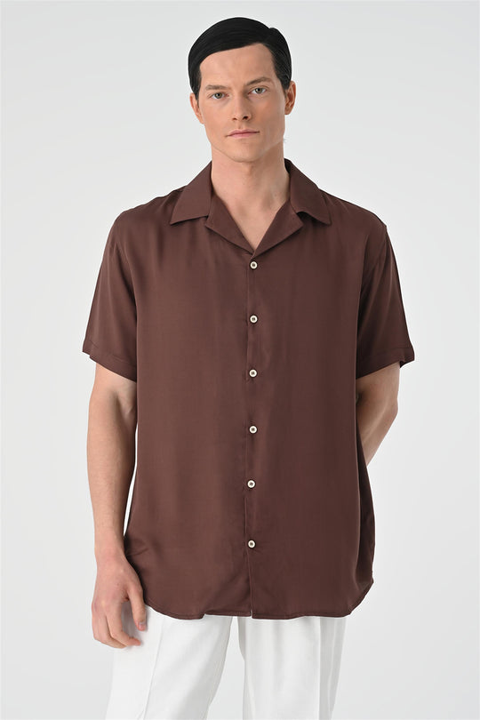 Camisa oversize de manga corta con cuello abierto en marrón para hombre - Wessi