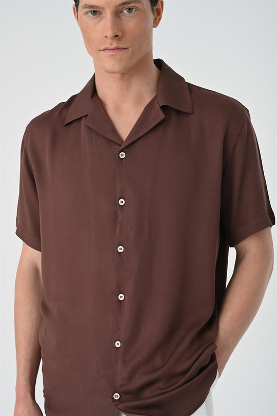 Camisa oversize de manga corta con cuello abierto en marrón para hombre - Wessi