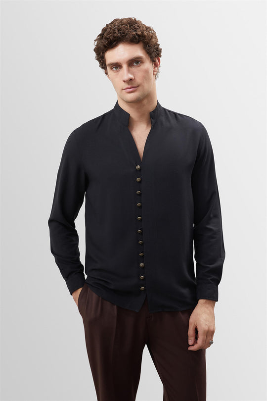 Camisa negra con cuello alto y detalles de botones para hombre - Wessi