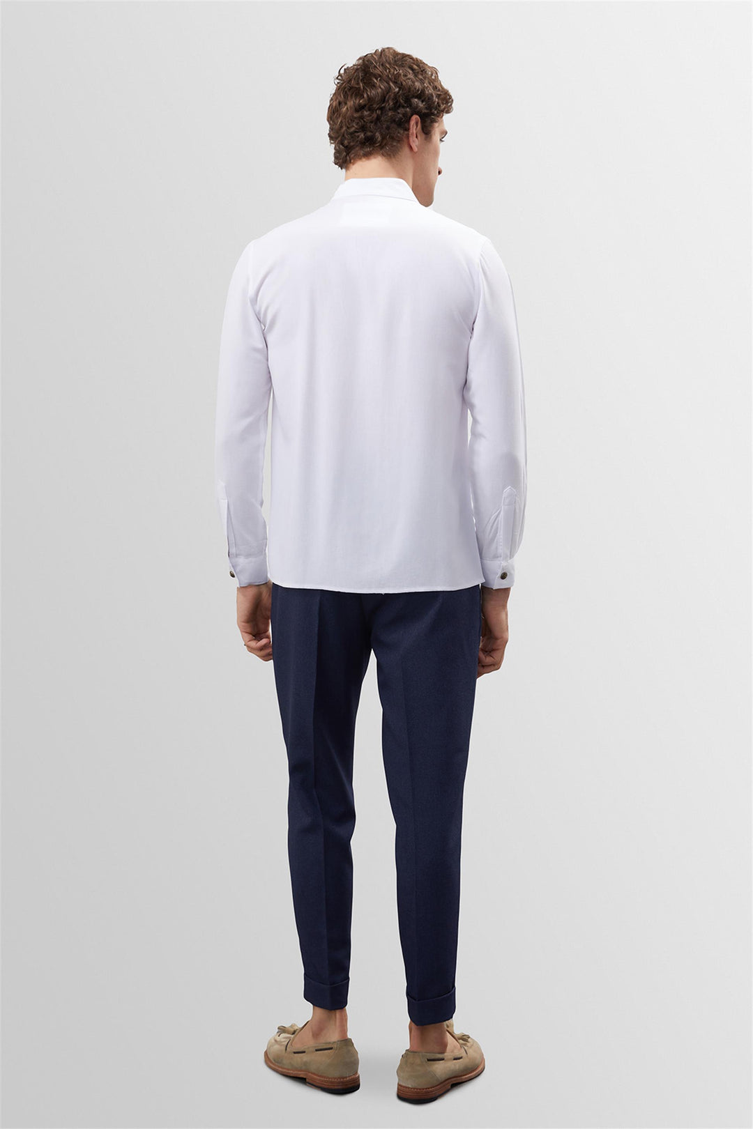 Camisa blanca con cuello levantado y detalle de botones para hombre - Wessi