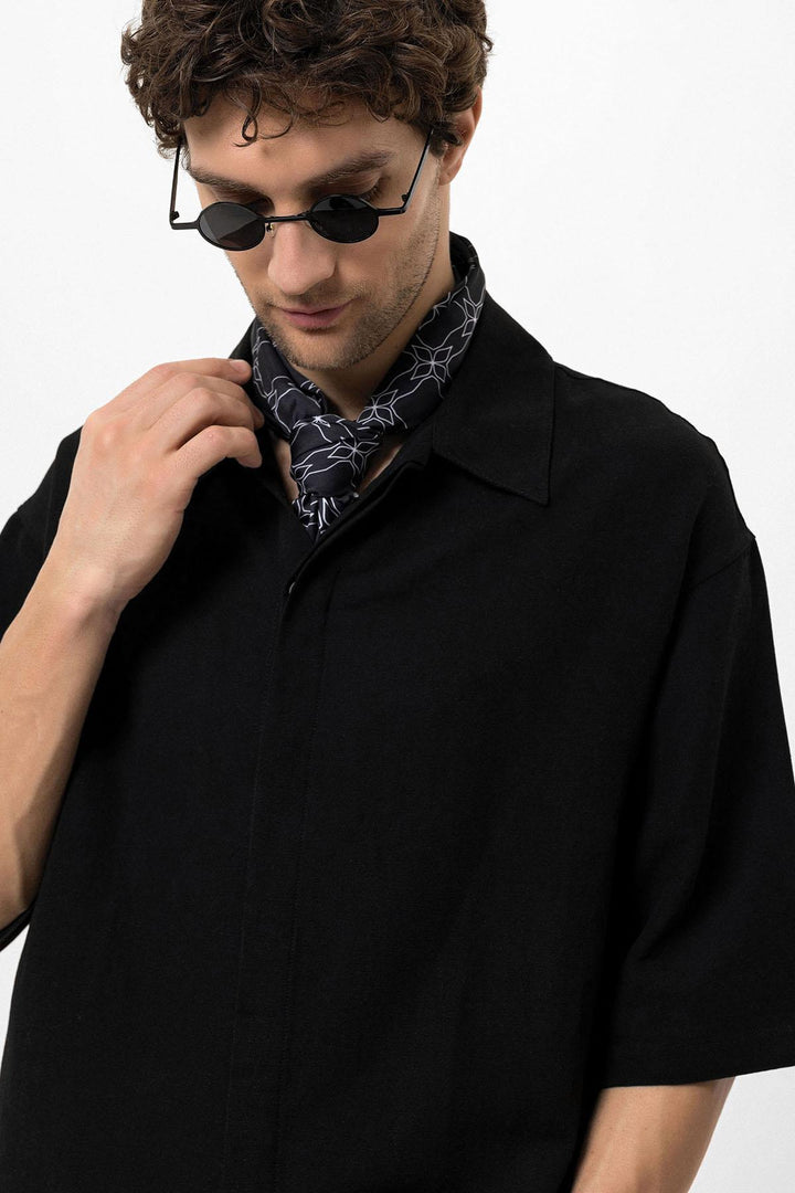 Chemise surdimensionnée noire à manches longueur coude et fermeture à boutons cachés pour hommes - Wessi