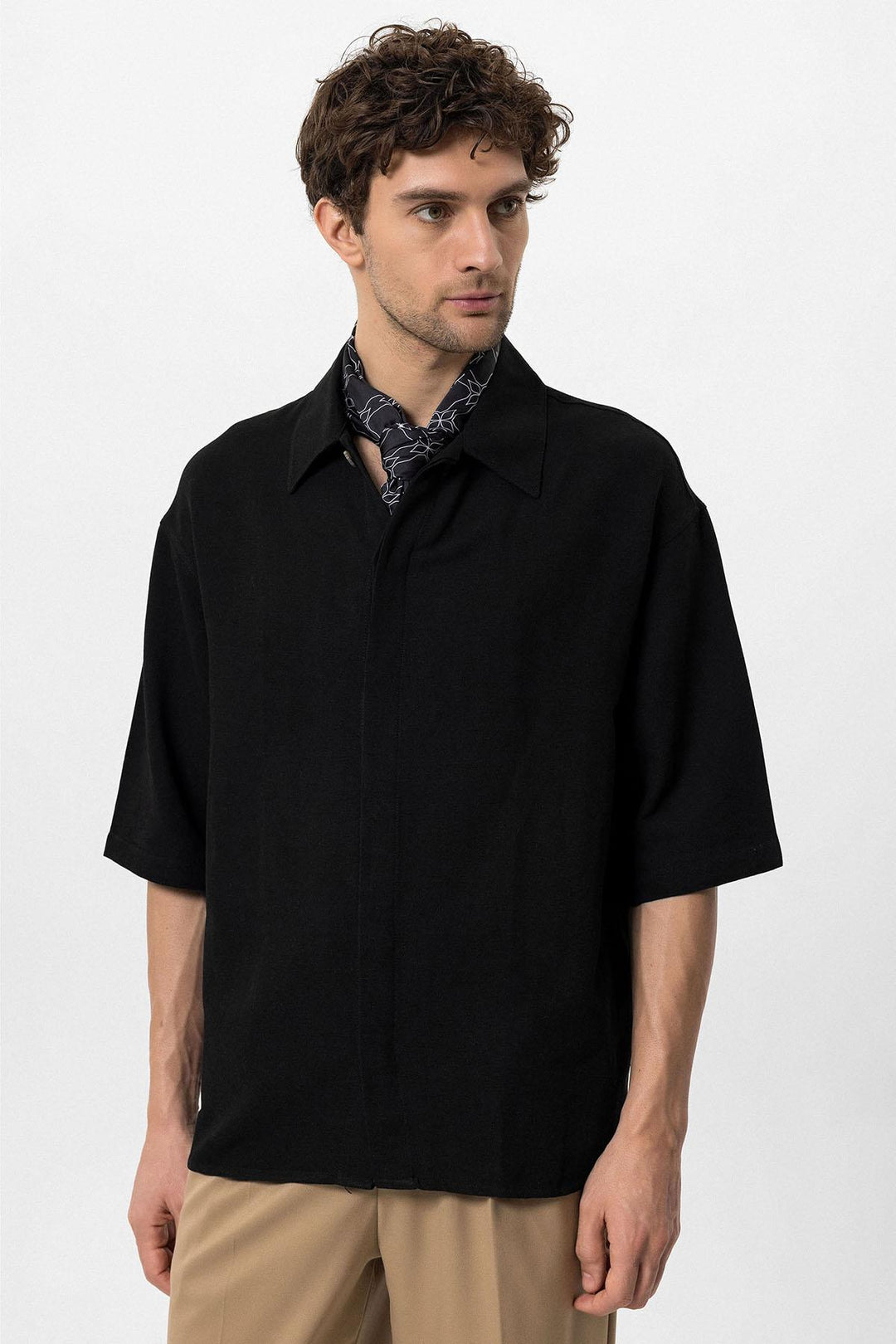 Chemise surdimensionnée noire à manches longueur coude et fermeture à boutons cachés pour hommes - Wessi