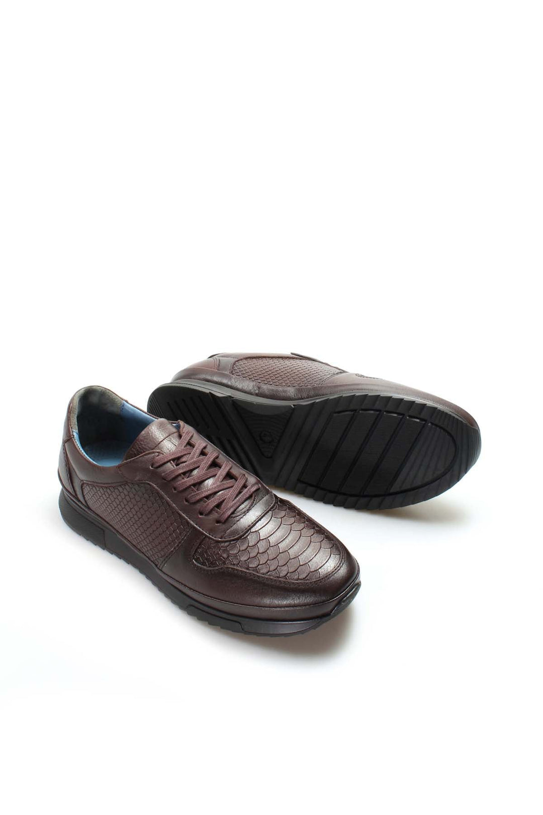 حذاء رياضي من الجلد باللون البني للرجال مع نسيج منقوش عليه جلد التمساح - ويسي