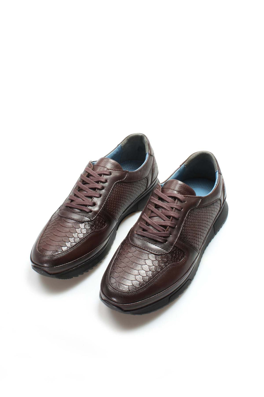 حذاء رياضي من الجلد باللون البني للرجال مع نسيج منقوش عليه جلد التمساح - ويسي