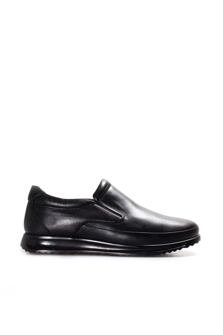 Mocassini slip-on da uomo in pelle nera con suola testurizzata e fodera in pelliccia - Wessi