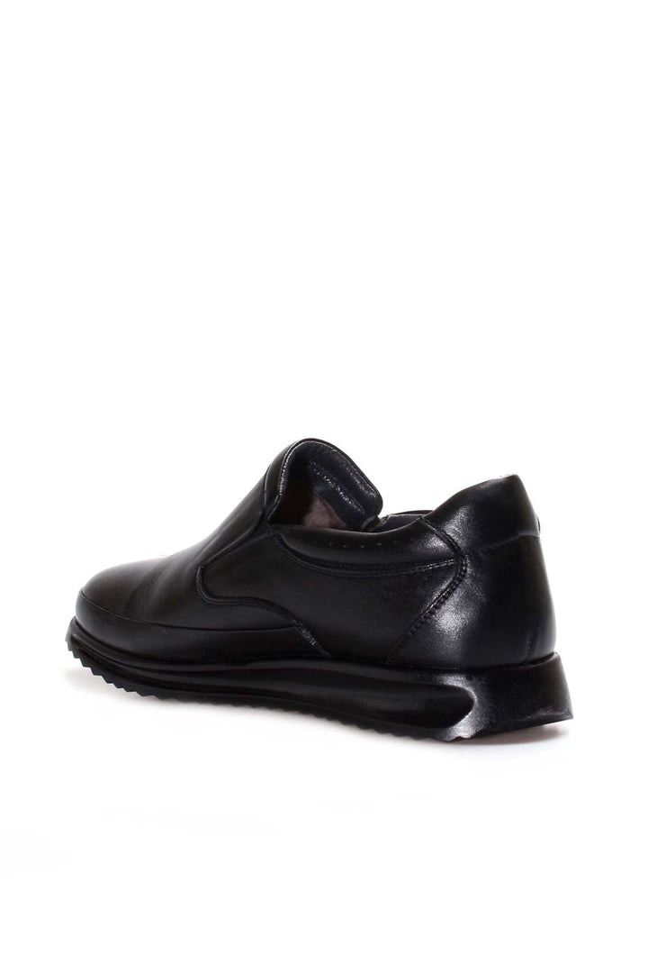 Mocassini slip-on da uomo in pelle nera con suola testurizzata e fodera in pelliccia - Wessi