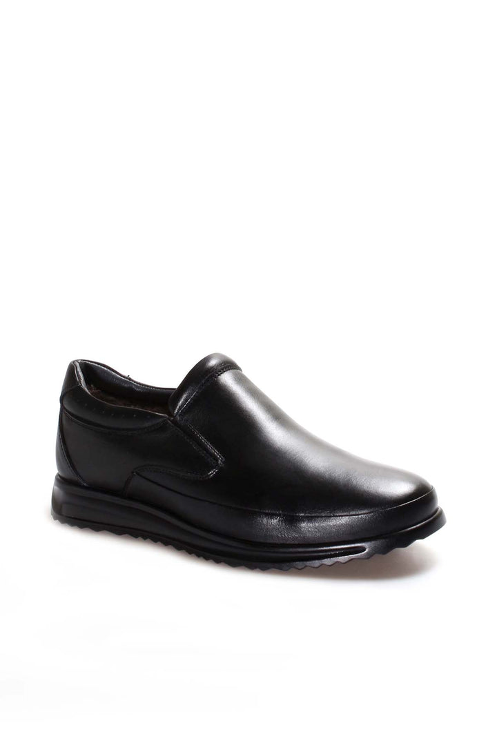 Mocassini slip-on da uomo in pelle nera con suola testurizzata e fodera in pelliccia - Wessi