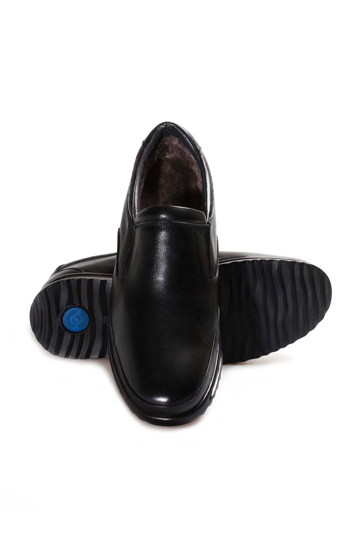 Mocassini slip-on da uomo in pelle nera con suola testurizzata e fodera in pelliccia - Wessi