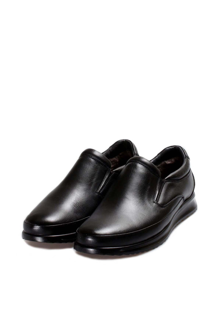 Mocassini slip-on da uomo in pelle nera con suola testurizzata e fodera in pelliccia - Wessi