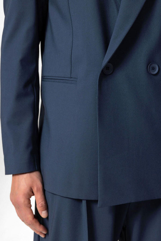 Двубортный мужской пиджак на одной пуговице