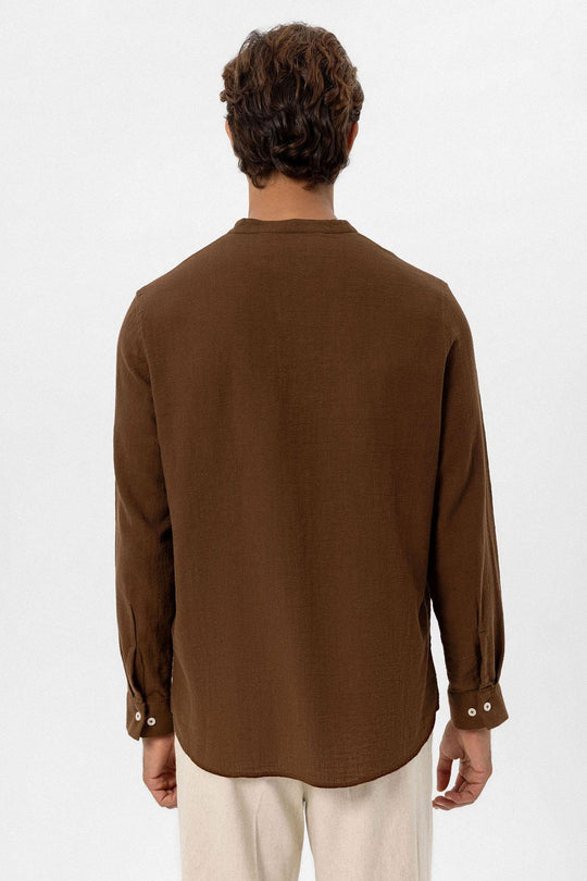 قميص منسوج بياقة ماندارين بني للرجال - ويسي