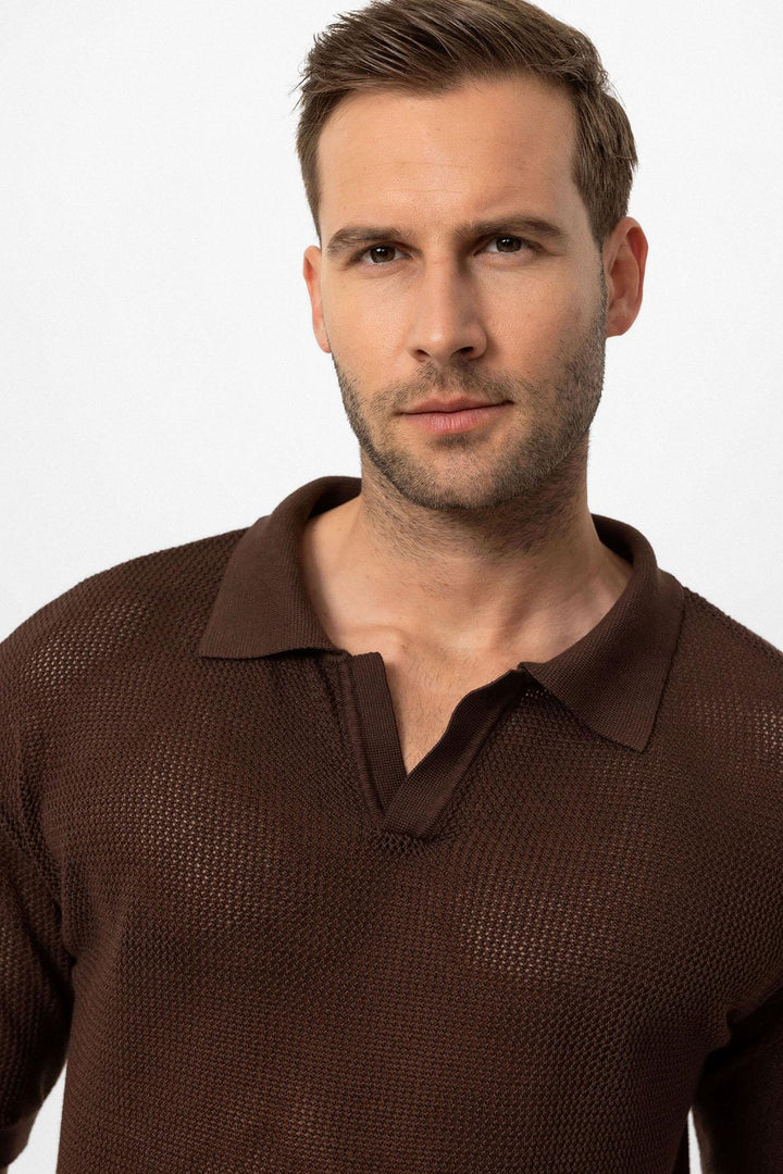 T-shirt in maglia marrone con collo alto da uomo - Wessi