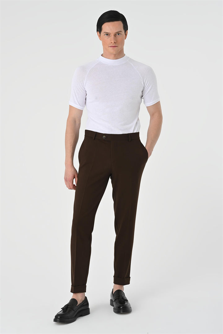 Pantalón de hombre de corte regular y doble pernera en marrón oscuro - Wessi