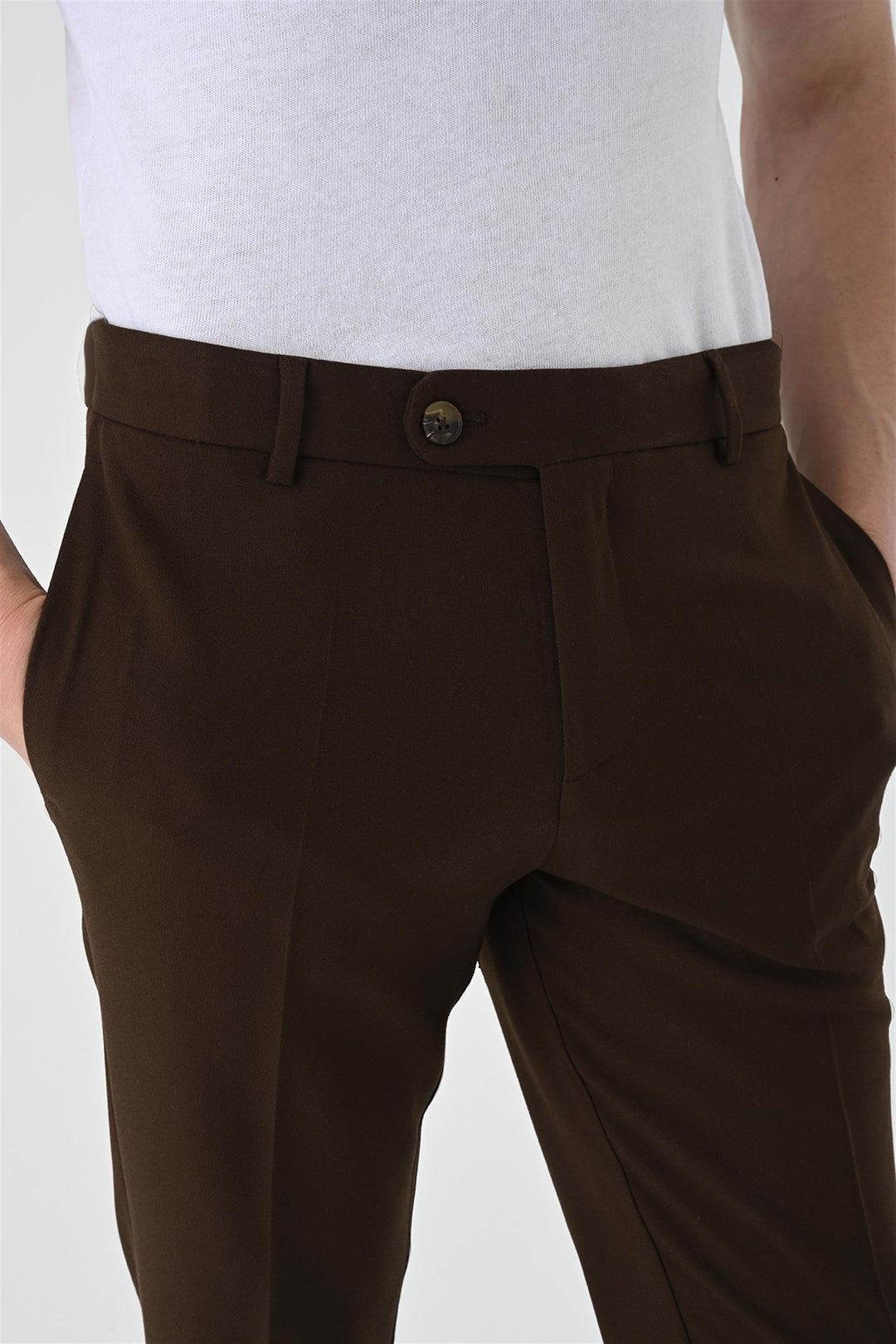 Pantalón de hombre de corte regular y doble pernera en marrón oscuro - Wessi