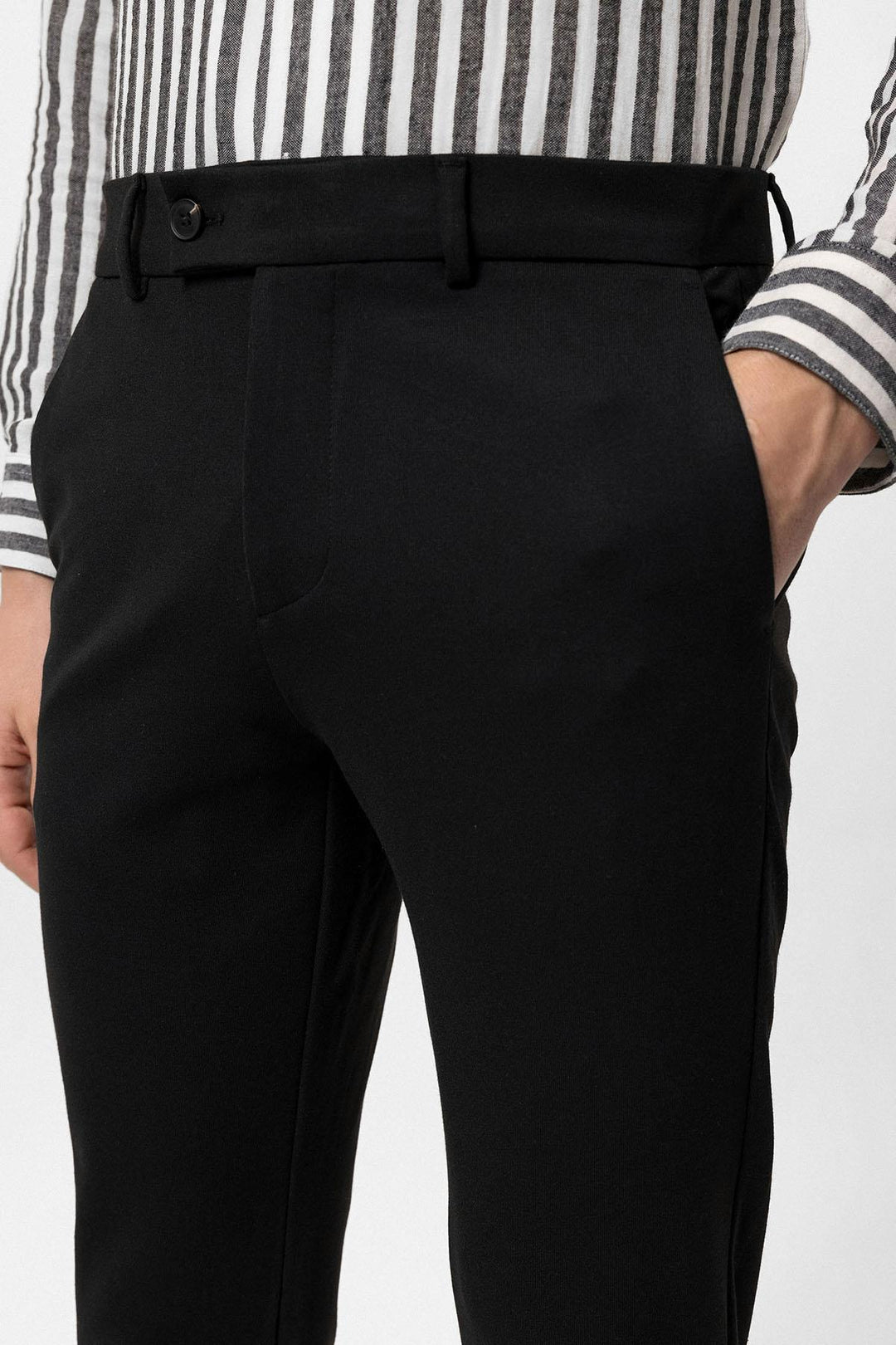 Men's Black High-Waisted Buckle Detail Relaxed Fit  Pants - Wessi