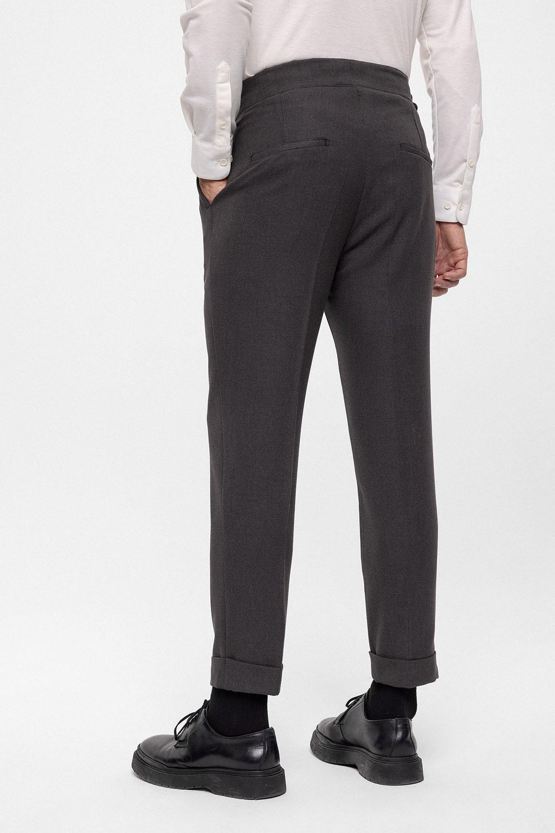 Pantalón De Hombre De Tela Plisada De Talle Alto (Boyfriend) Antracita Con Cinturón Con Hebilla - Wessi