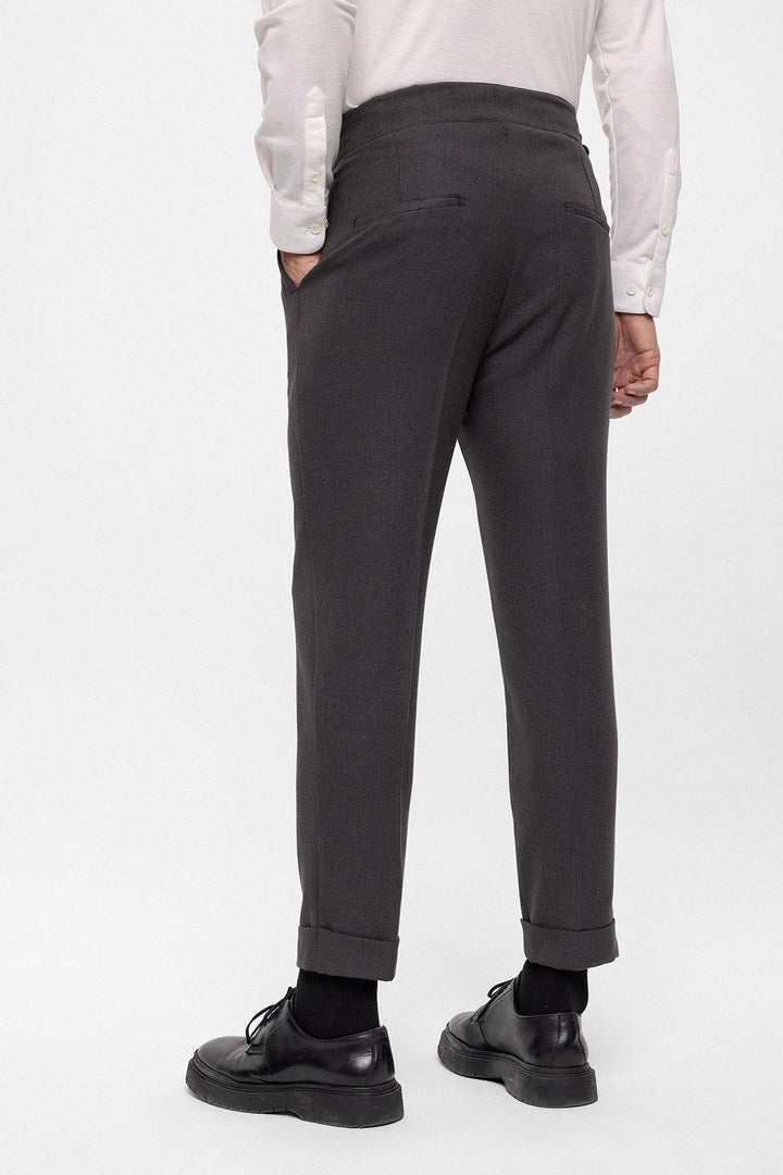 Pantalón De Hombre De Tela Plisada De Talle Alto (Boyfriend) Antracita Con Cinturón Con Hebilla - Wessi