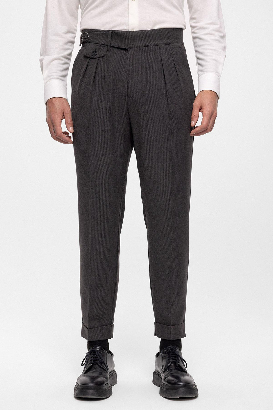 Pantalón De Hombre De Tela Plisada De Talle Alto (Boyfriend) Antracita Con Cinturón Con Hebilla - Wessi