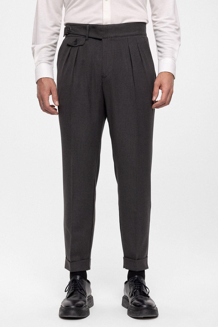 Pantalón De Hombre De Tela Plisada De Talle Alto (Boyfriend) Antracita Con Cinturón Con Hebilla - Wessi