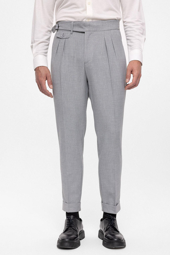 Pantalon Homme Gris Clair Taille Haute (Boyfriend) En Tissu Plissé Avec Ceinture À Boucle - Wessi