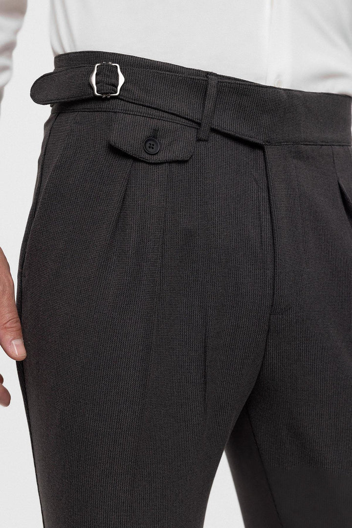 Pantalón De Hombre De Tela Plisada De Talle Alto (Boyfriend) Antracita Con Cinturón Con Hebilla - Wessi
