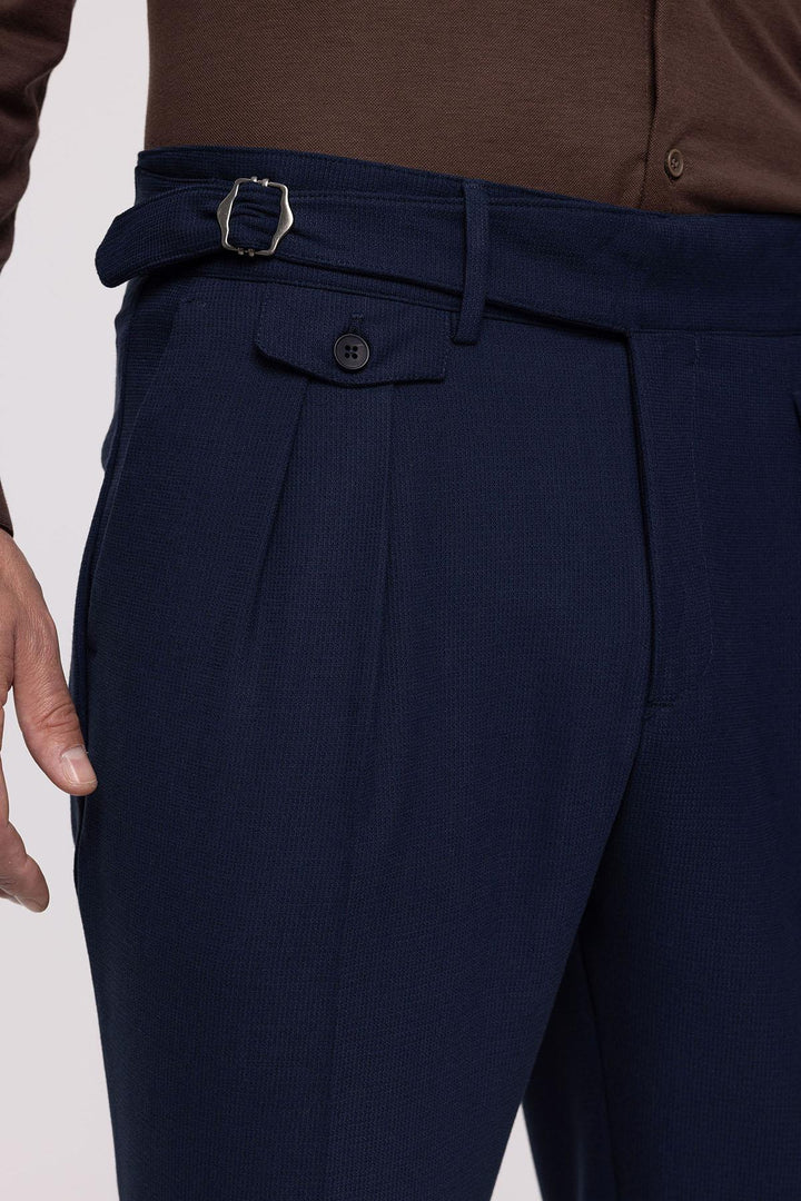 Pantaloni da uomo in tessuto plissettato a vita alta blu navy (fidanzato) con cintura con fibbia - Wessi