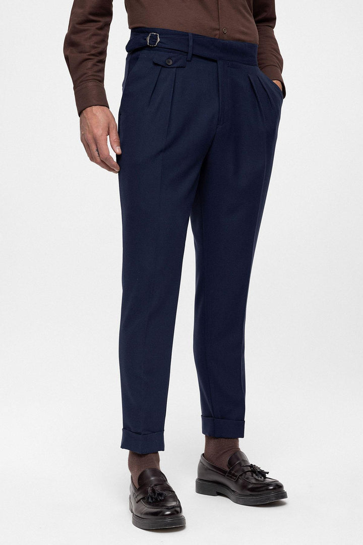 Pantaloni da uomo in tessuto plissettato a vita alta blu navy (fidanzato) con cintura con fibbia - Wessi