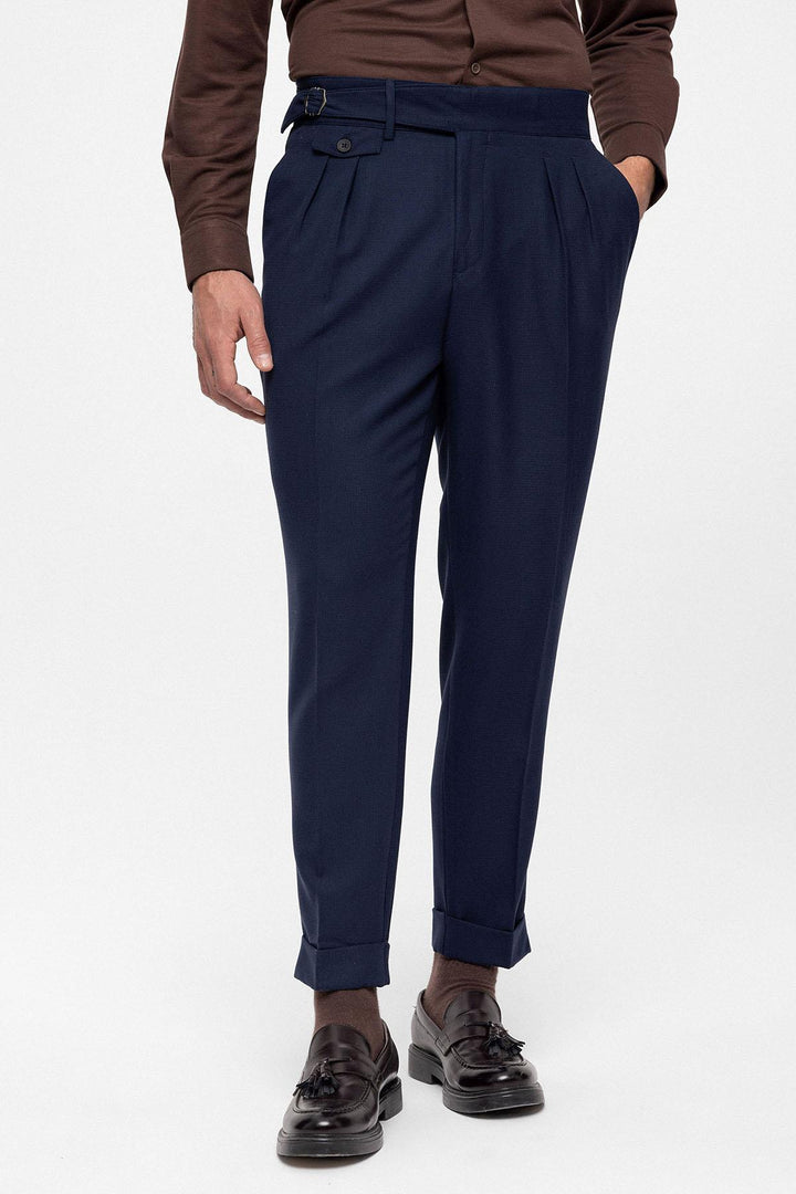 Pantaloni da uomo in tessuto plissettato a vita alta blu navy (fidanzato) con cintura con fibbia - Wessi