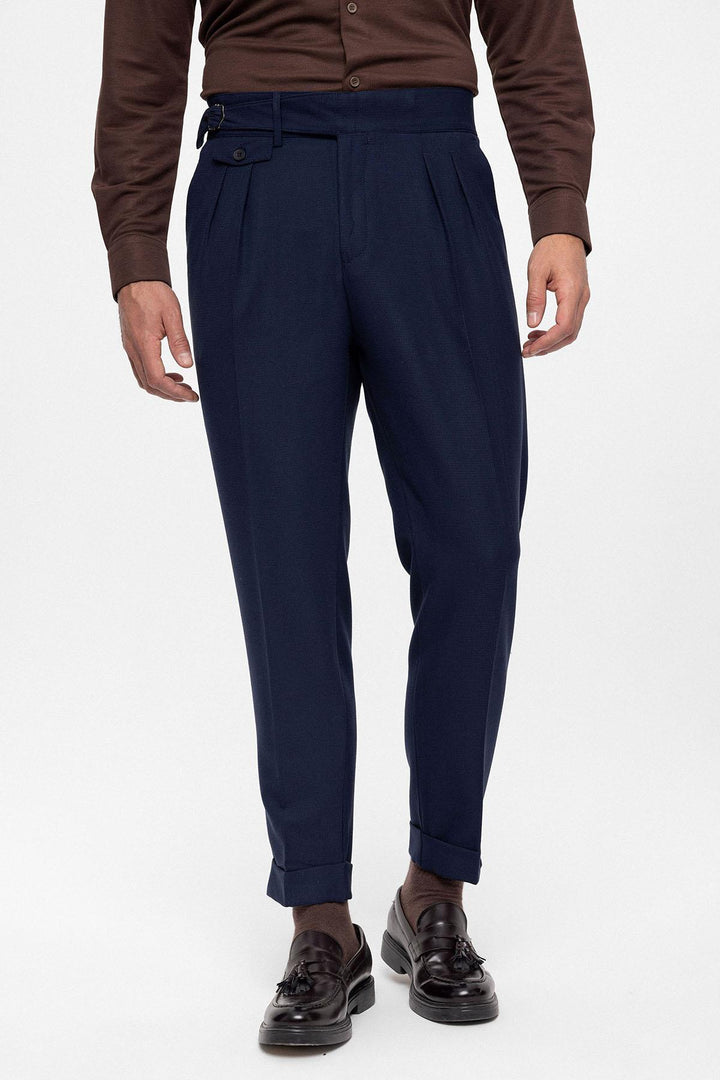 Pantaloni da uomo in tessuto plissettato a vita alta blu navy (fidanzato) con cintura con fibbia - Wessi