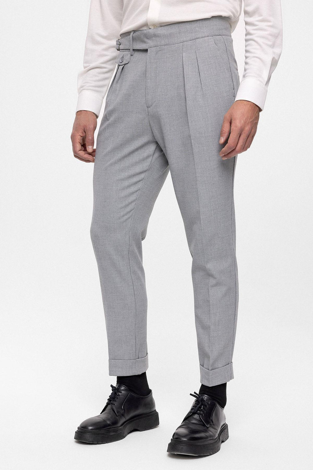Pantalon Homme Gris Clair Taille Haute (Boyfriend) En Tissu Plissé Avec Ceinture À Boucle - Wessi