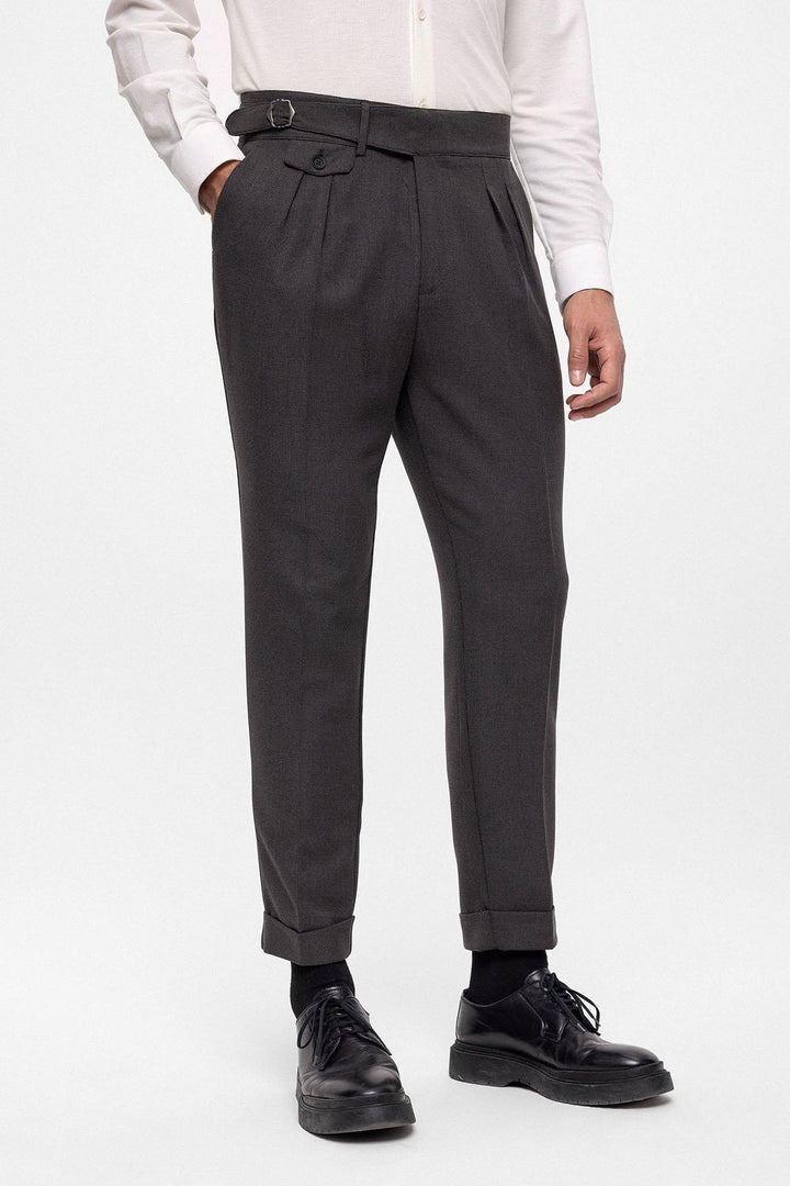 Pantalón De Hombre De Tela Plisada De Talle Alto (Boyfriend) Antracita Con Cinturón Con Hebilla - Wessi