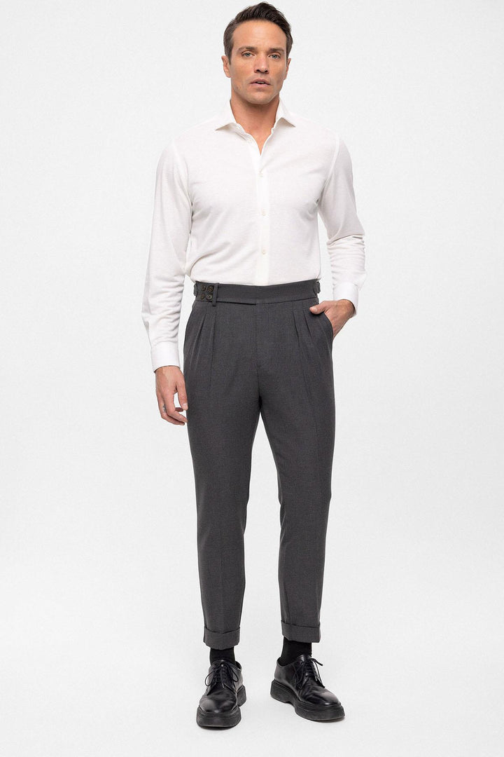 Pantaloni da uomo in tessuto plissettato con cintura con fibbia laterale a vita alta antracite (fidanzato) - Wessi