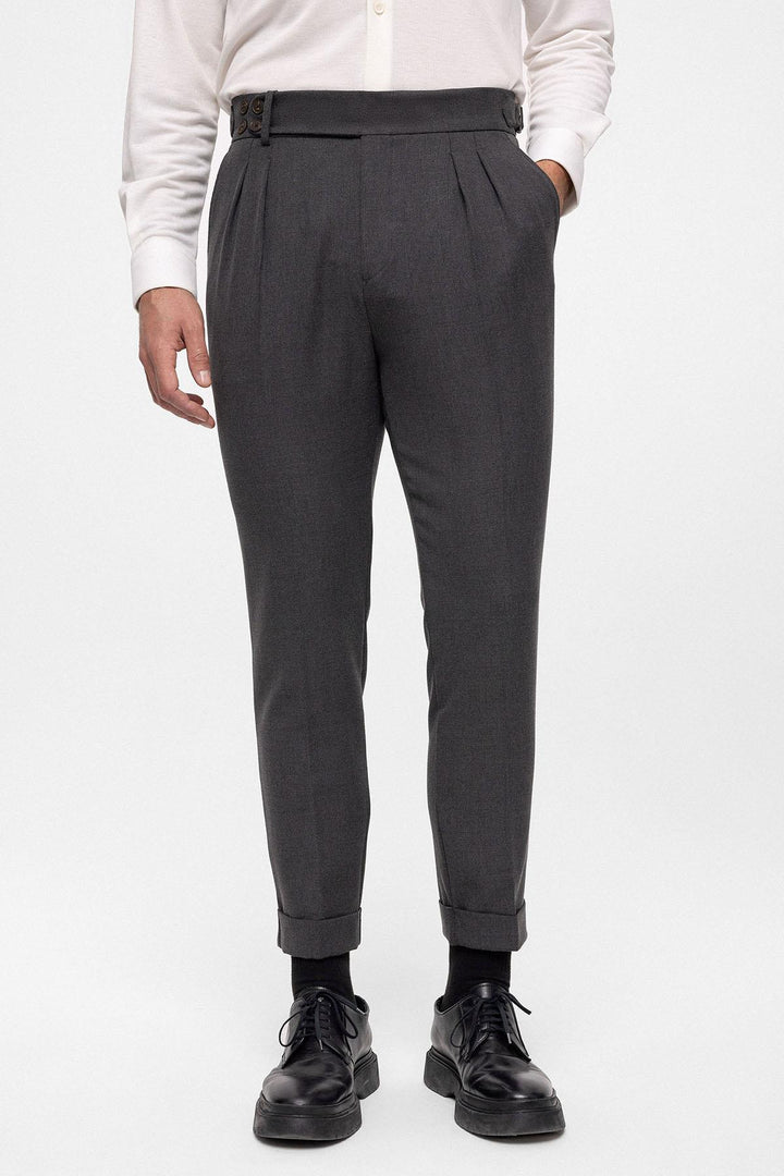 Pantaloni da uomo in tessuto plissettato con cintura con fibbia laterale a vita alta antracite (fidanzato) - Wessi