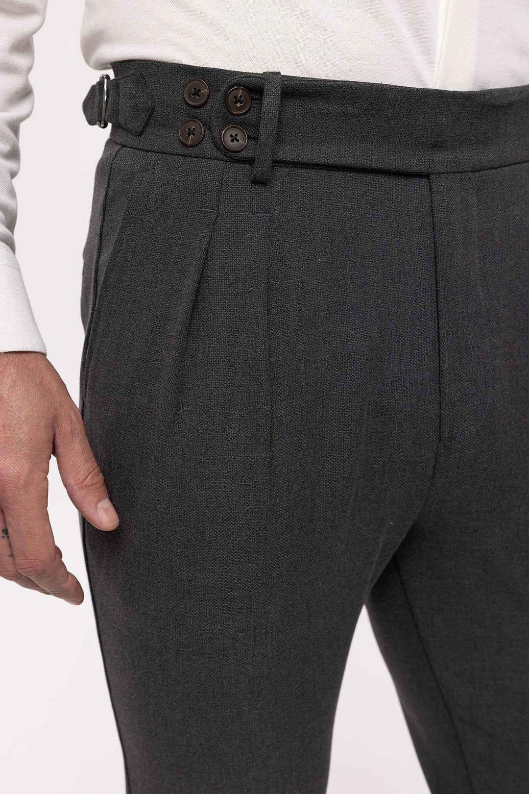 Pantaloni da uomo in tessuto plissettato con cintura con fibbia laterale a vita alta antracite (fidanzato) - Wessi