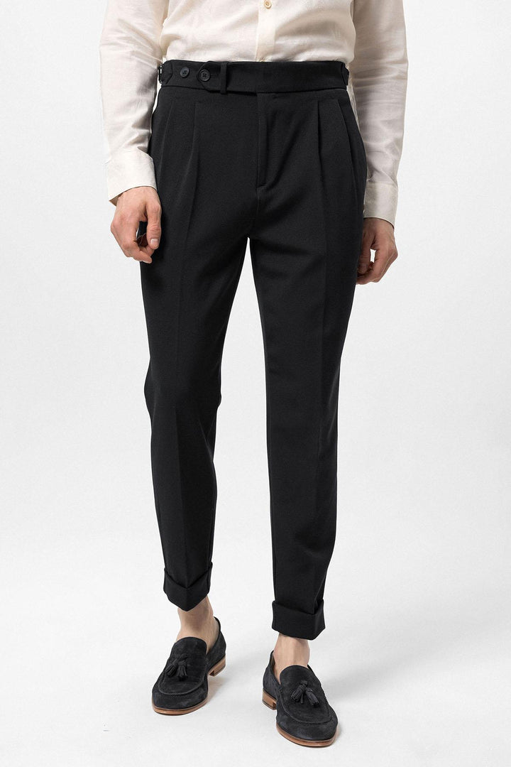 Pantalón carrot fit plisado de cintura alta negro para hombre - Wessi