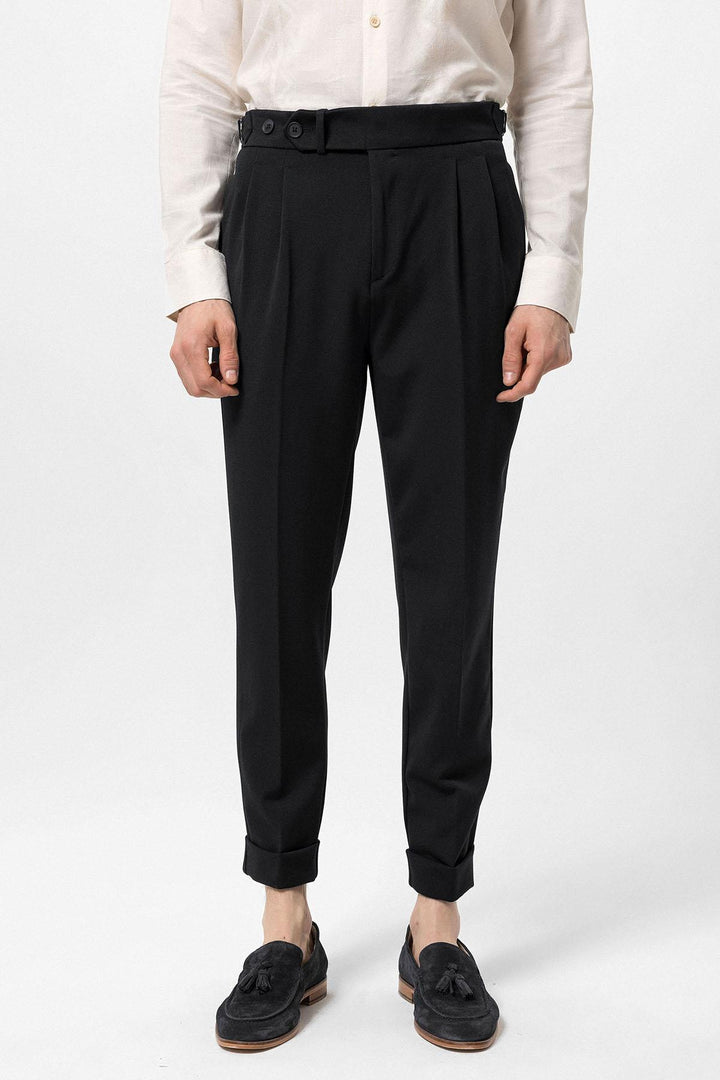 Pantalón carrot fit plisado de cintura alta negro para hombre - Wessi