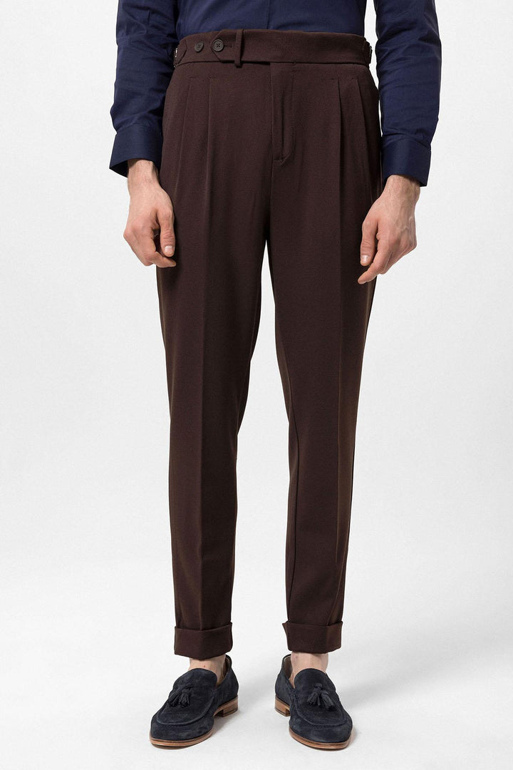 Pantaloni Carrot Fit a pieghe a vita alta marroni da uomo - Wessi