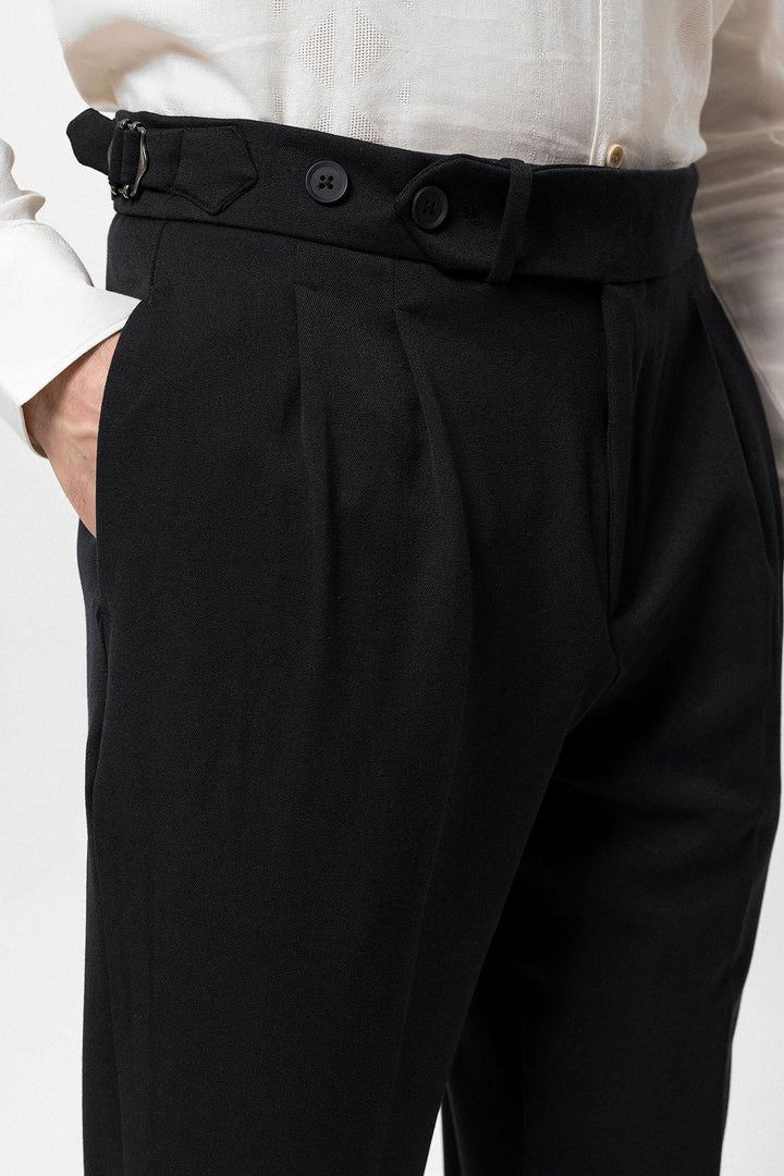 Pantalón carrot fit plisado de cintura alta negro para hombre - Wessi
