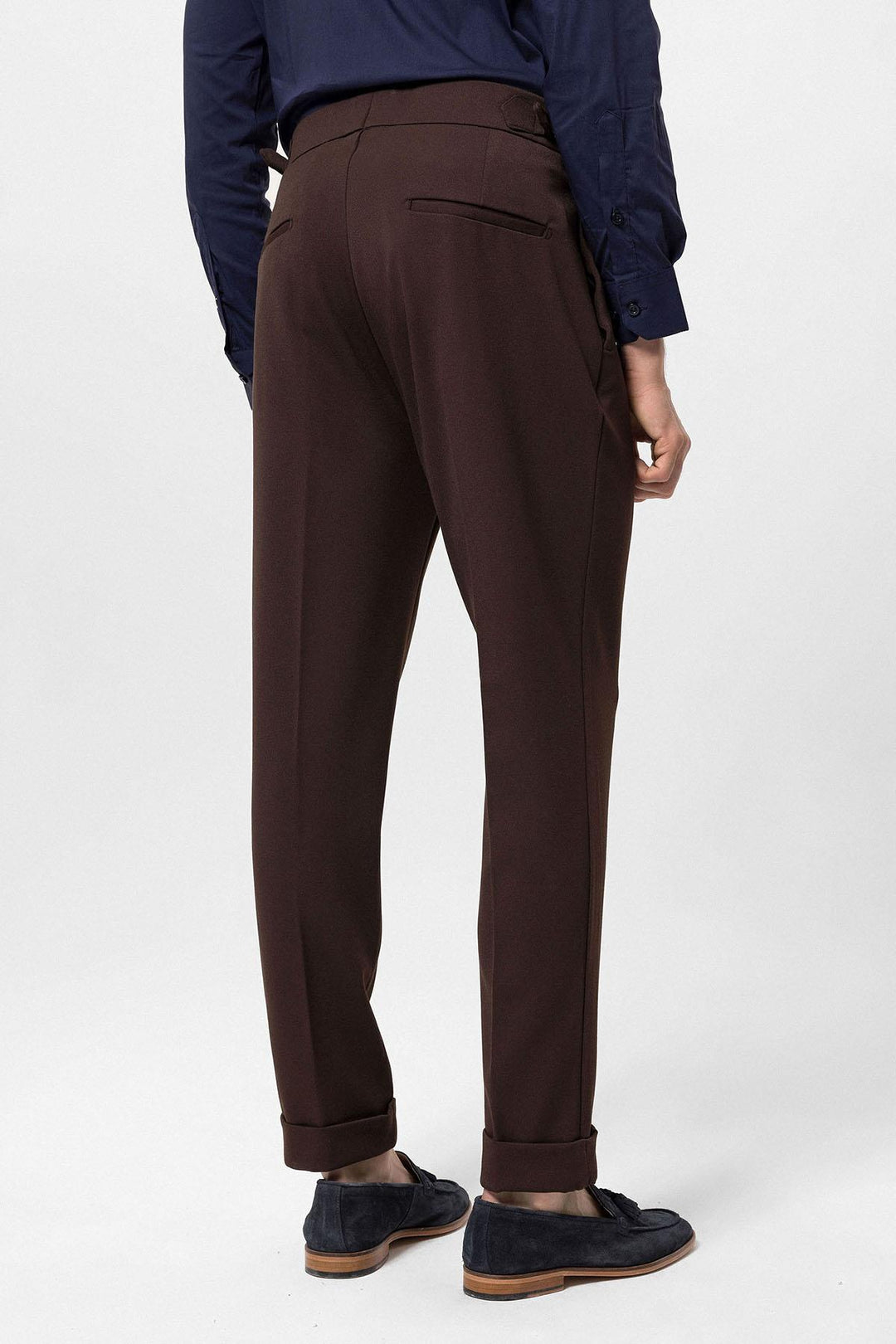 Pantaloni Carrot Fit a pieghe a vita alta marroni da uomo - Wessi