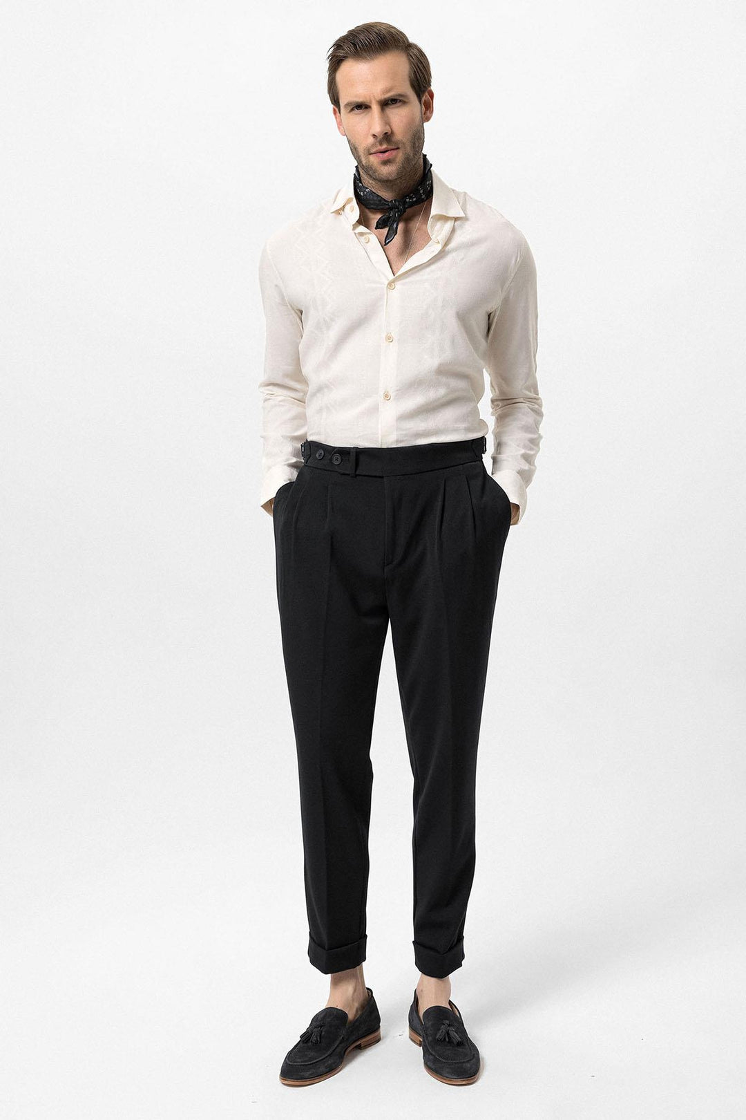 Pantalón carrot fit plisado de cintura alta negro para hombre - Wessi