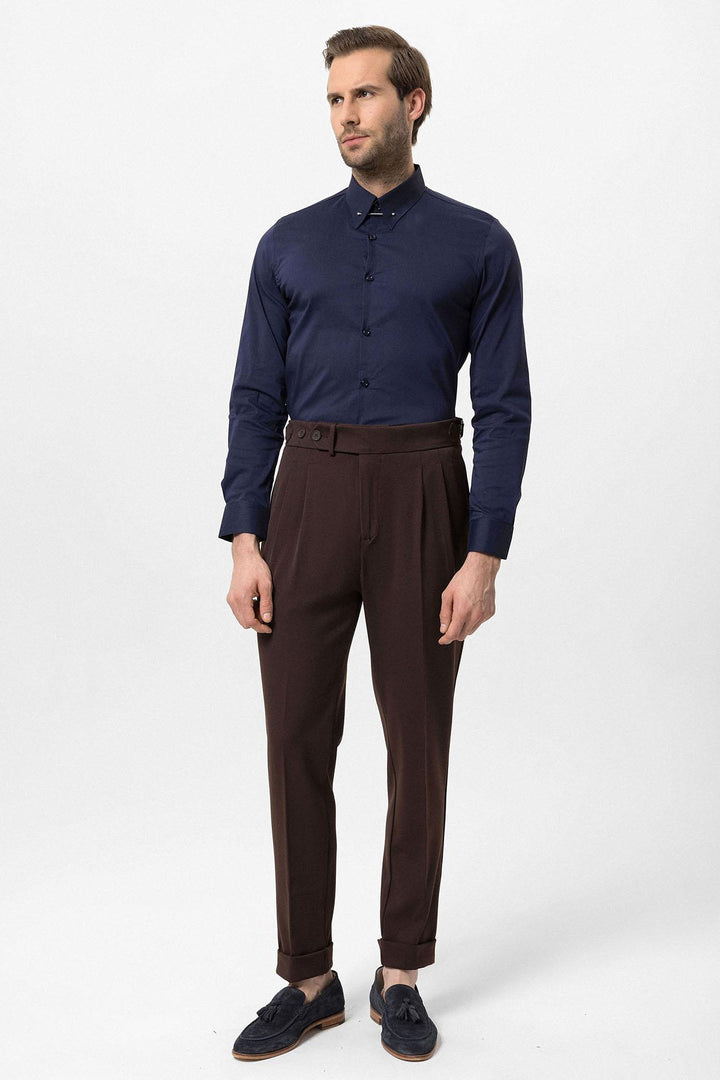 Pantaloni Carrot Fit a pieghe a vita alta marroni da uomo - Wessi
