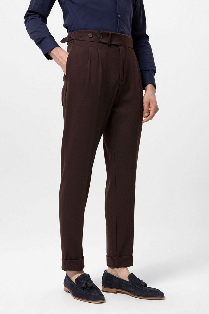 Pantaloni Carrot Fit a pieghe a vita alta marroni da uomo - Wessi