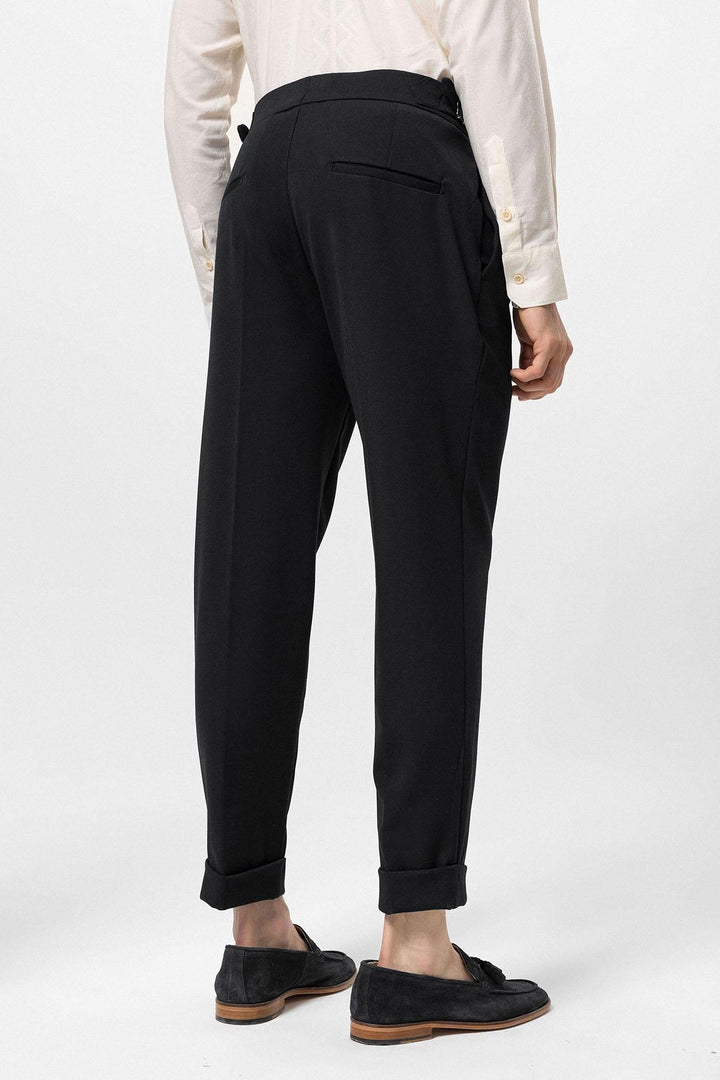 Pantalón carrot fit plisado de cintura alta negro para hombre - Wessi