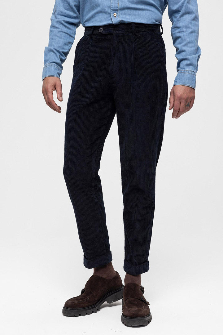 Pantaloni da uomo in velluto pieghettato a vita alta blu navy - Wessi