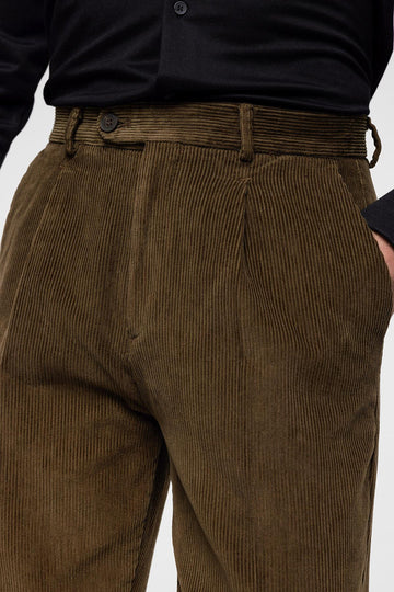 Pantalón de hombre de terciopelo plisado de talle alto en visón - Wessi