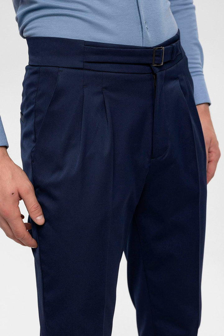 Pantaloni da uomo con dettagli con fibbia a vita alta blu navy - Wessi