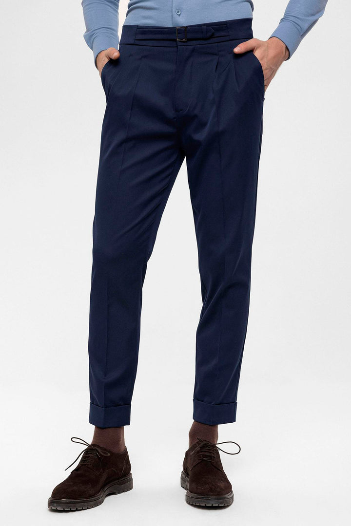 Pantaloni da uomo con dettagli con fibbia a vita alta blu navy - Wessi