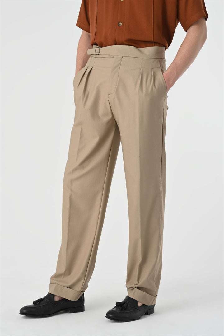 Pantaloni a pieghe con dettaglio fibbia a vita alta beige scuro da uomo - Wessi