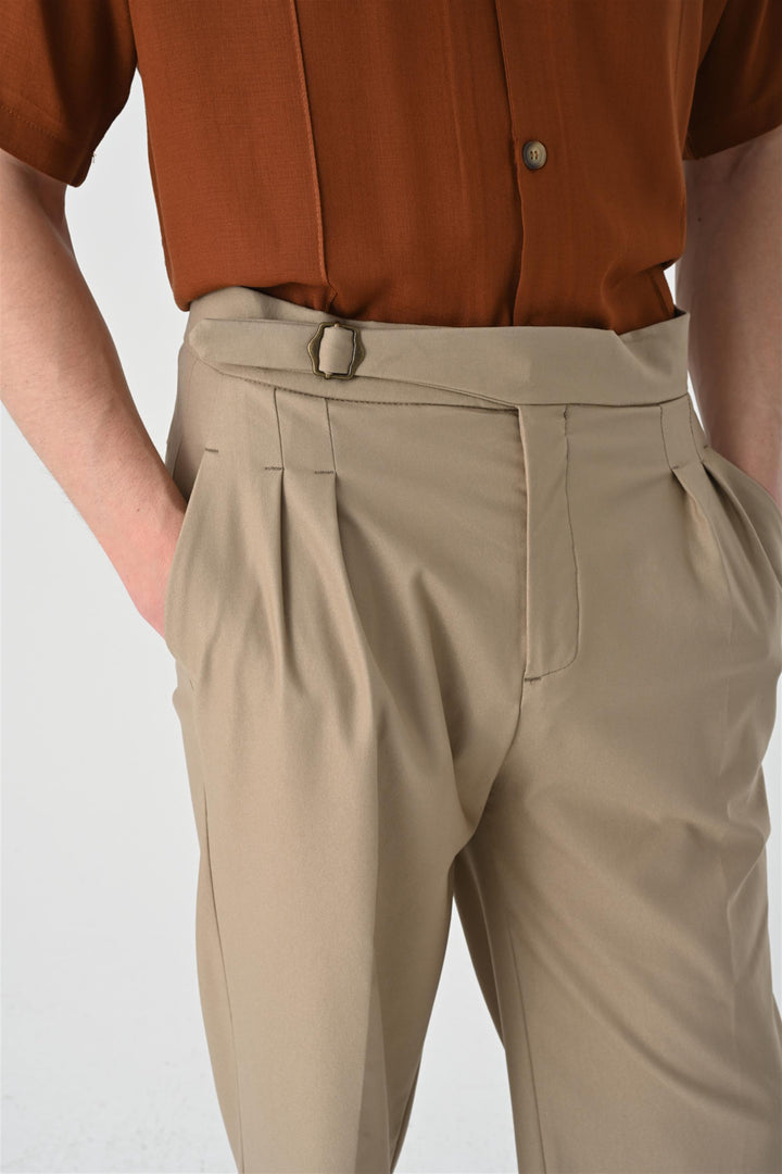 Pantaloni a pieghe con dettaglio fibbia a vita alta beige scuro da uomo - Wessi