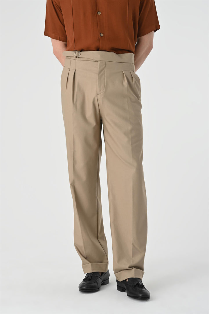 Pantaloni a pieghe con dettaglio fibbia a vita alta beige scuro da uomo - Wessi
